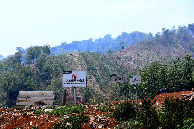 Perluasan TPA Sarimukti akan mengurangi kawasan hutan, belum lagi merusak lingkungan. Mulai dari air limbah atau lindi yang merusak ekosistem lingkungan sekitar, seperti sungai, laut hingga Waduk Jatiluhur.