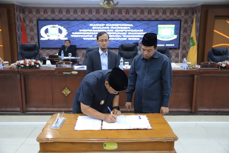 TANDA TANGAN-Pj Walikota Tangerang, Nurdin bersama Ketua DPRD Kota Tangerang, Rusdi Alam dan Wakil Ketua II, Arief Wibowo melakukan penandatangan pengesahan APBD tahun anggaran 2025, dalam rapat paripurna, Kamis (28/11). (Foto Ist).