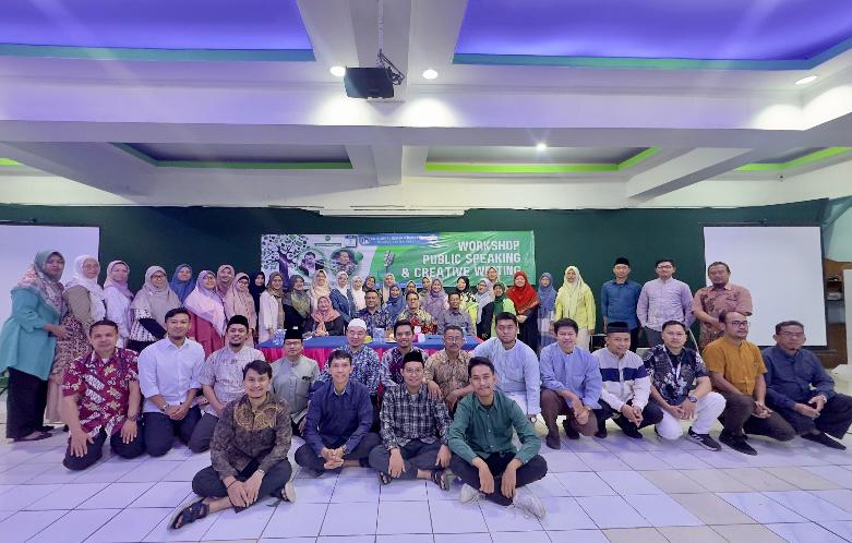WORKSHOP-Para guru dan tenaga kependidikan di SD Islam Al Azhar 8 Kembangan, Jakbar berfoto bersama sebelum mengikuti Workshop "Public Speaking" dan Creative Writing", Sabtu 7 Desember 2024. (Foto: Istimewa).