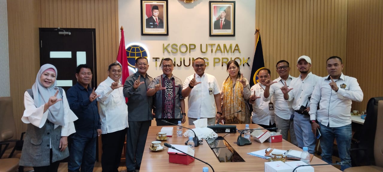 KEMITRAAN-Kepala KSOP Tanjung Priok, M Takwin Masuku dan staf menerima Kunjungan Kemitraan dari Ketua PWI Jaya, Kesit Budi Handoyo & pengurus harian juga Pokja PWI Walikota Jakarta Utara. (Foto Ist).