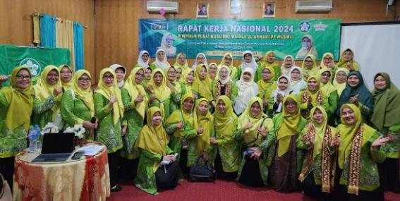 RAKERNAS-Foto bersama para peserta Rakernas Muslimat Mathla'ul Anwar (Musma) 2024 pada Pembukaan Rakernas di Lampung belum lama berselang. (Foto: Humas Musma).