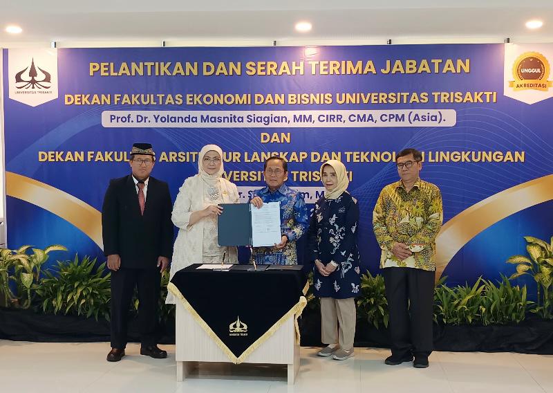 DILANTIK-Prof. Dr. Yolanda Masnita Siagian (dua, kiri) pada Selasa 7 Januari 2025 kembali dilantik menjadi Dekan FEB Usakti oleh Rektor Usakti, Prof. Dr. Ir. Kadarsah Suryadi (tengah). Acara pelantikan berlangsung di Gedung M Usakti, Grogol, Jakarta Barat. (Foto: Humas Usakti).