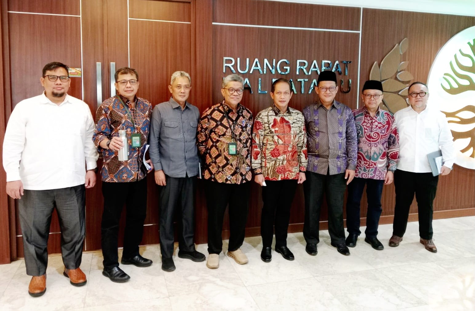 FOTO BERSAMA-Menteri Lingkungan Hidup (LH)/Kepala Badan Pengendalian Lingkungan Hidup (BPLH), Dr. Hanif Faisol Nurofiq (empat dari kanan) dengan Ketua LPLH & SDA MUI, Dr. Hayu Prabowo (tiga dari kanan), foto bersama usai diskusi strategis yang berlangsung di Ruang Kalpataru, Gedung Kementerian Lingkungan Hidup RI, Jakarta, Kamis 9 Januari 2025. (Foto: Istimewa).