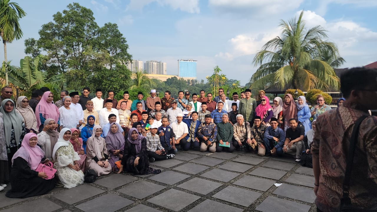 FOTO BERSAMA-Ketua Umum Paguyuban Demak Bintoro Nusantara (PDBN), yang juga Anggota VI BPK RI, Drs. HM. Fathan Subchi, S Ag, M. Ap, foto bersama Para Pengurus & tamu undangan usai acara HBH PDBN 2025. (Foto Humas).