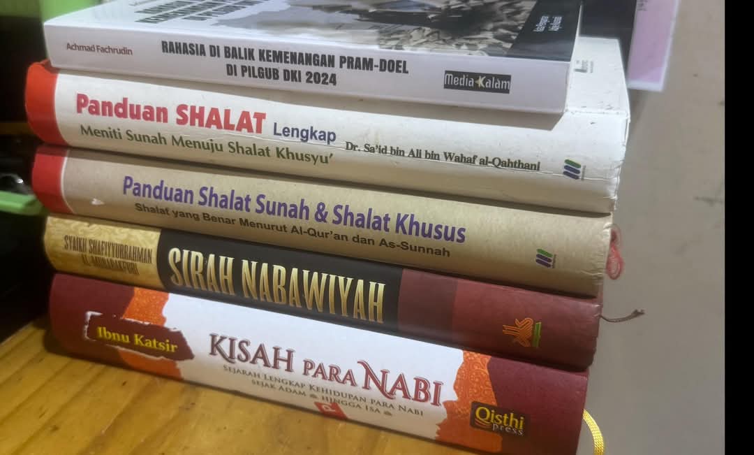 Lima Tumpukan Buku di Atas Sisi Kanan Meja di Rumah. (Foto Ist).