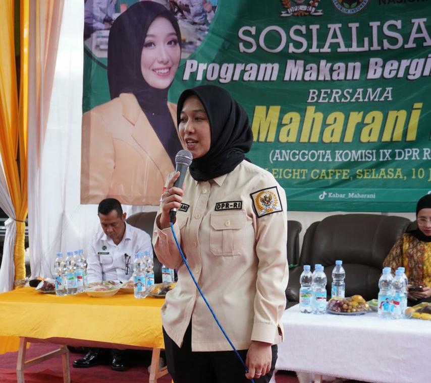 Anggota Komisi IX DPR RI Maharani, Analis Madya Deputi Penyaluran Wilayah II BGN Herry Setyadi Dewanto, dan tenaga medis dari Puskesmas Bagan Batu, Rika Sriwahyuni Sinaga sosialisasi program makan bergizi gratis.
