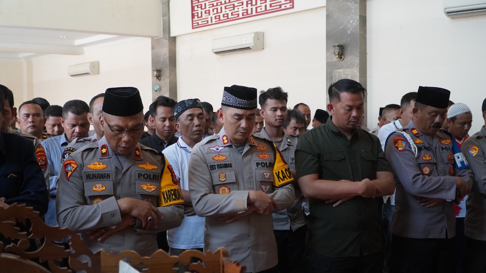 Kapolres Cirebon Kota AKBP Eko Iskandar bersama jajaran gelar Salat gaib untuk ojol.