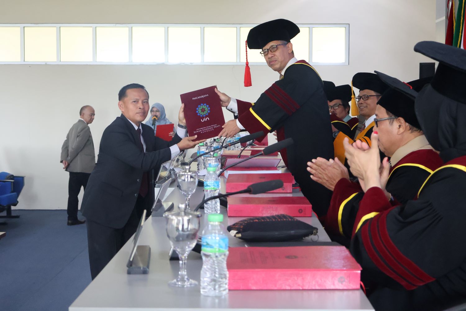 Ahmad Satiri berfoto bersama tim promotor dan tim penguji usai sidang senat terbuka ujian promosi doktor di Pascasarjana UIN SGD Bandung.Rabu (27/08)/beanews.com /yadi brajamusti