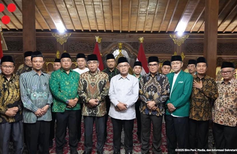 FOTO BERSAMA-Para pimpinan ormas Islam, foto bersama usai menghadiri undangan Presiden di Hambalang Bogor pada 30 Agustus 2025. (Foto: Humas Mathla'ul Anwar).