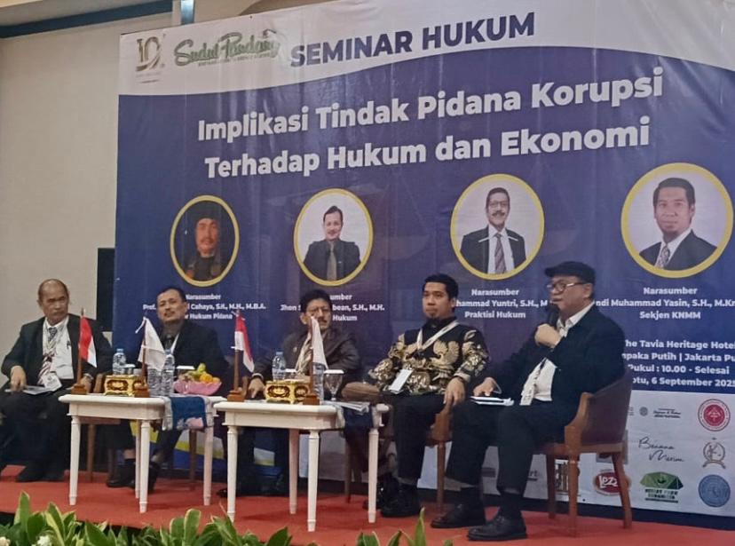 SEMINAR-Para pembicara dan moderator pada seminar nasional bertema "Implikasi tindak pidana korupsi terhadap hukum dan ekonomi" yang digelar dalam rangka HUT ke-10 media Sudut Pandang di Jakarta, 6 September 2025. (Foto: Rukmana/SP).