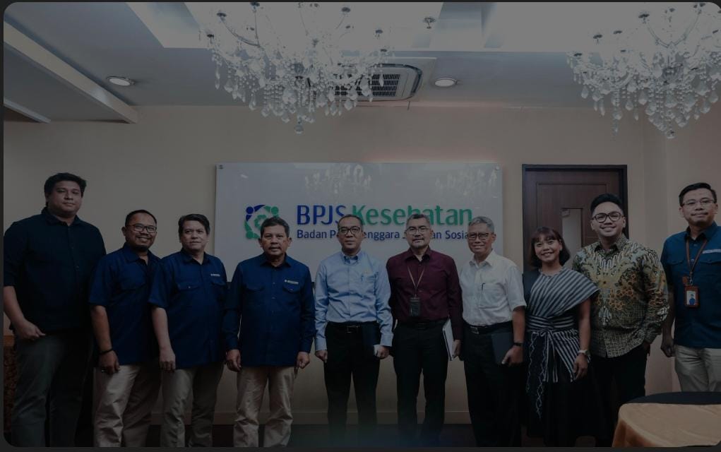 FOTO BERSAMA-Direktur Utama BPJS Kesehatan, Ali Ghufron Mukti foto bersama Menteri Pendidikan Tinggi, Sains dan Teknologi, Brian Yuliarto, jajaran BPJS, Sekretaris Ditjen Dikti serta Satgas Percepatan PPDS Kemdiktisaintek. (Foto Ist).
