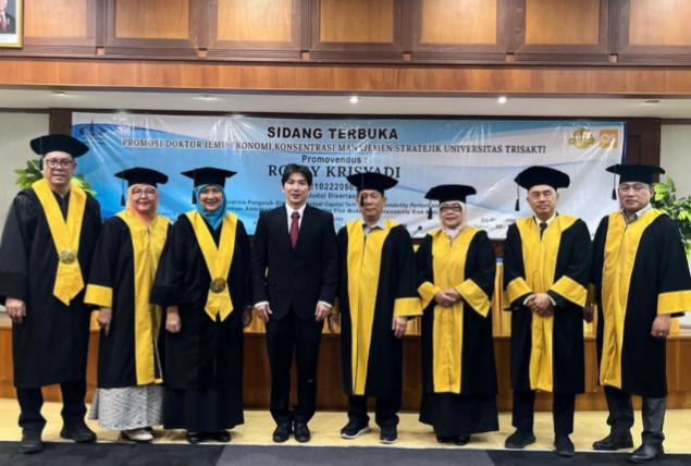 FOTO BERSAMA-Sidang Terbuka Promosi Doktor Ilmu Ekonomi Universitas Trisakti foto bersama usai acara, baru-baru ini. (Foto: Dok. FEB Usakti).