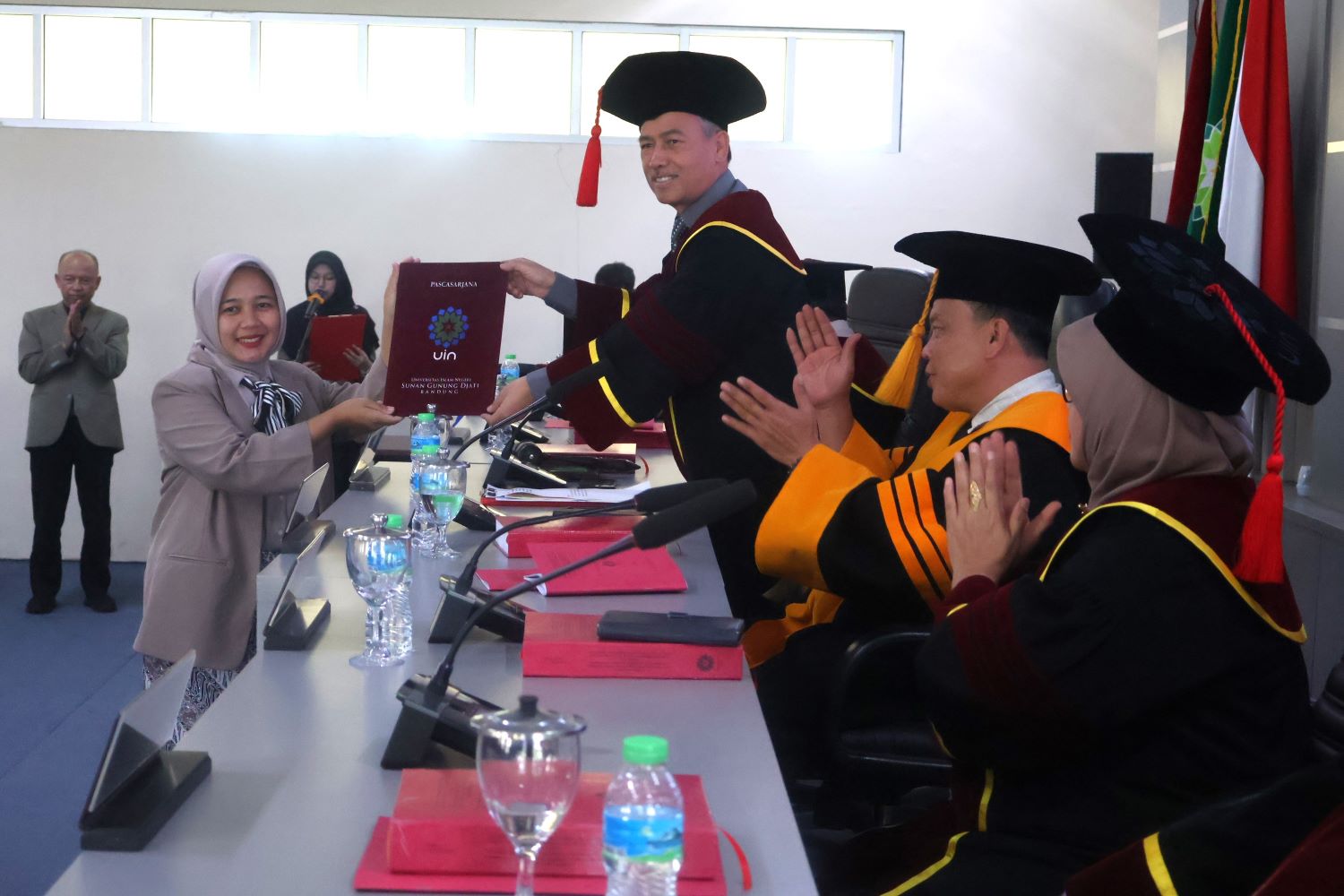 Dr.Nurmalasari, M.Pd,MCE.,difoto bersama tim promotor dan tim penguji sidang senat terbuka promosi ujian doktor di pascasarjana UIN SGD Bandung,Jumat, (29/08) /bedanews.com dedy brajamusti