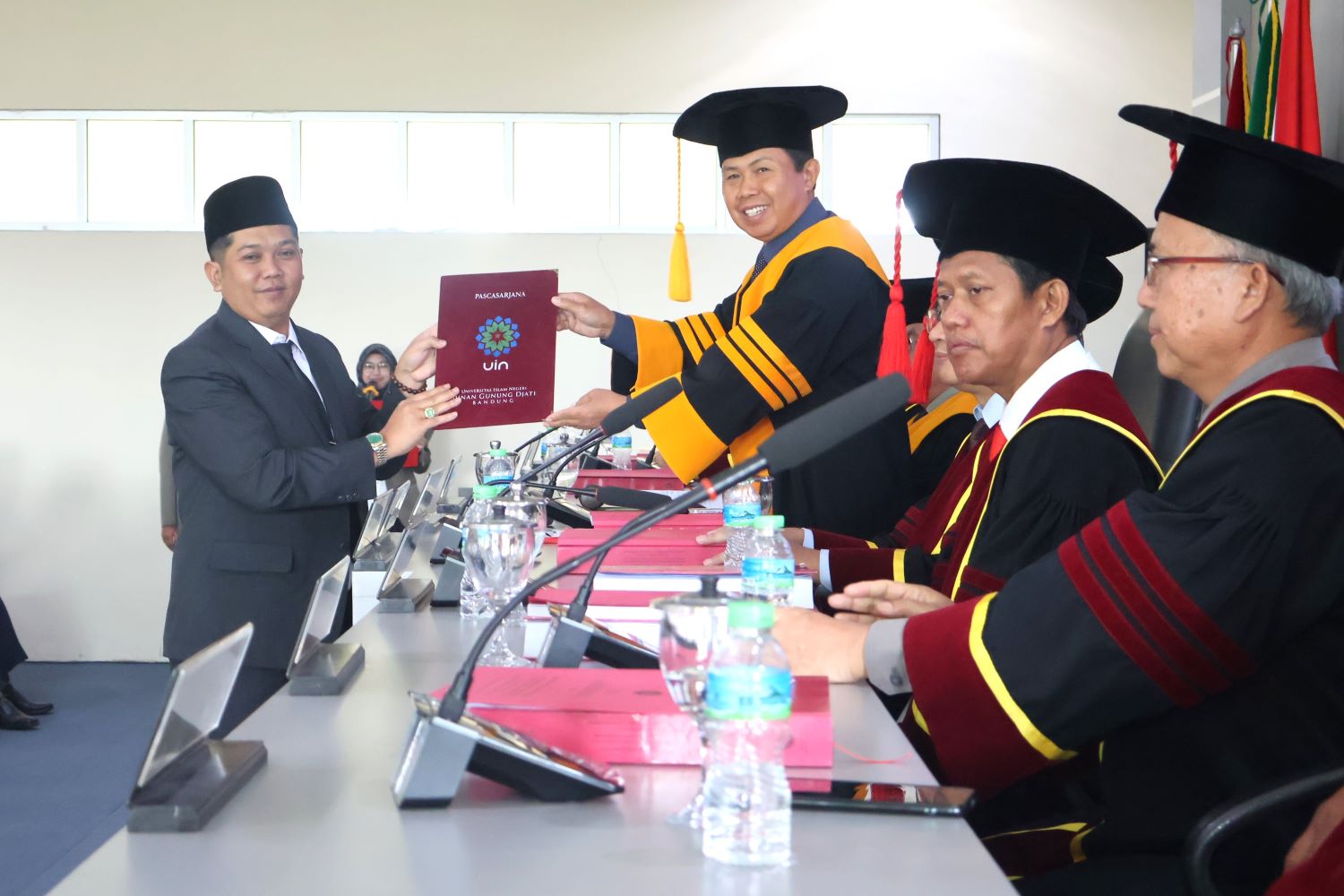 Ketua Praksi PKB DPRD Kota Bandung, Dr.AA Abdul Rozak, M.Ag difoto bersama tim penguji usai sidang senat terbuka ujian promosi doktor di Pascasarjana UIN SGD Bandung/Jumat, (29/08)/Bedanews.com/ brajamusti)