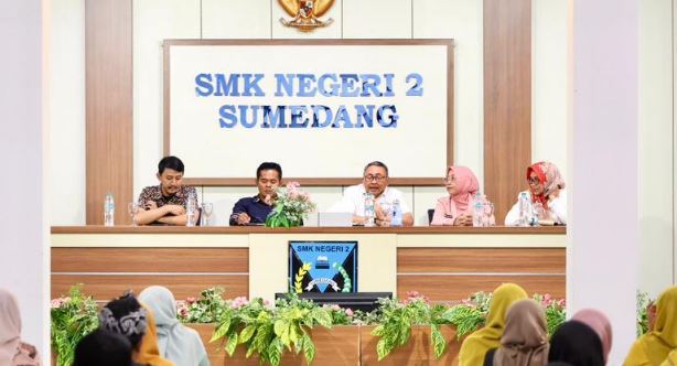 Pimpinan dan anggota Komisi V DPRD Provinsi Jawa Barat saat melaksanakan Kunjungan kerja ke Sekolah Menengah Kejuruan Negeri (SMKN) 2 Kabupaten Sumedang
