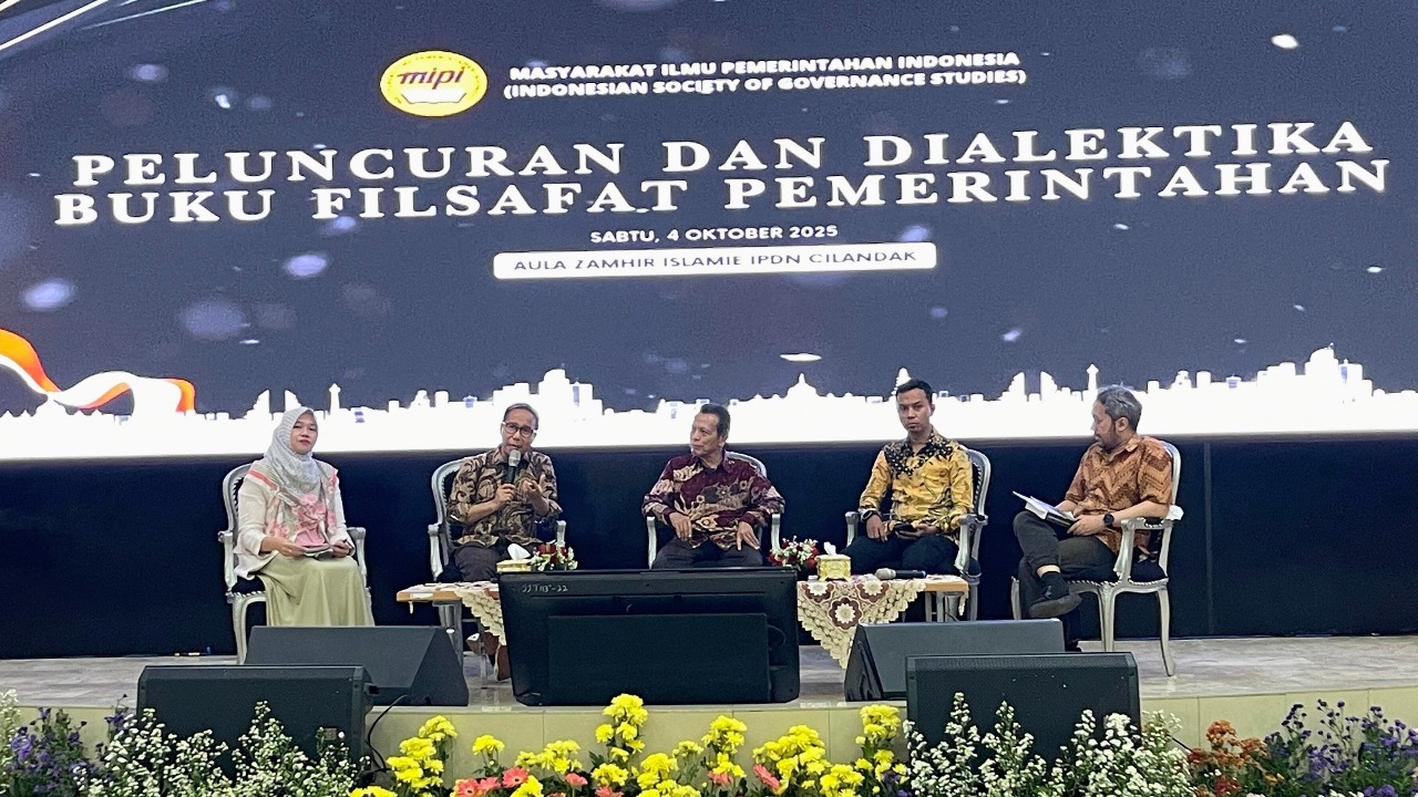 DISKUSI-Jajaran penulis Buku "Filsafat Pemerintahan", Muhadam Labola, Abu Hasan Asyari dan Laode Buzyali Fajman Sanbigs dengan Moderator Qusthan A.H. Firdaus dan Marthalina, saat Diskusi. (Foto Ending).
