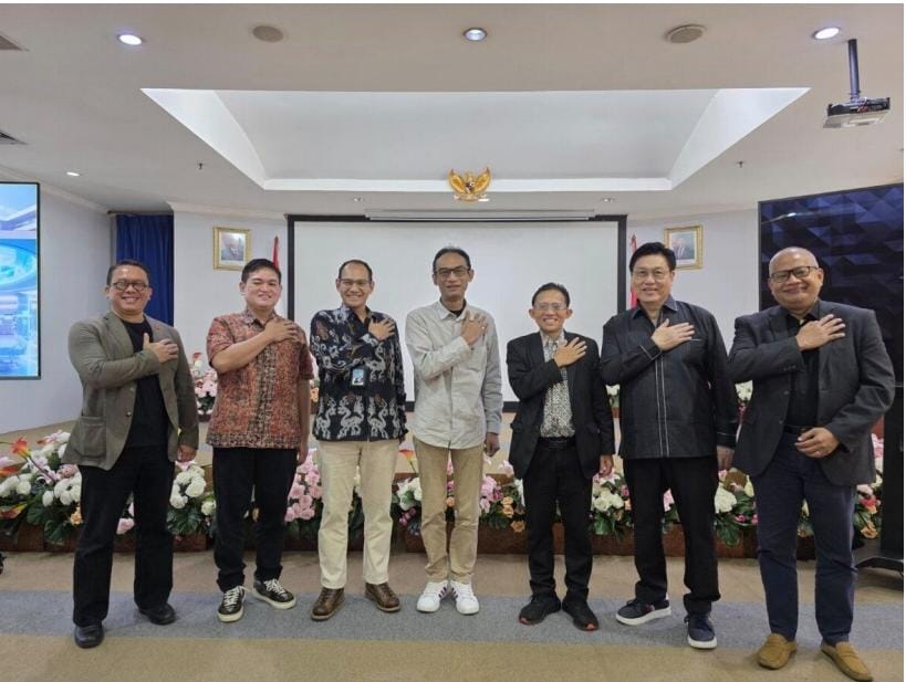 FOTO BERSAMA-Prof. Eko Supriyanto foto bersama dengan para Narasumber, dalam rangka persiapan workshop penyusunan master plan dan studi kelayakan Smart Hospital, Kementerian Kesehatan, Badan Standardisasi Nasional (BSN) dan Perkumpulan Teknik Pelayanan-Kesehatan Indonesia (PTPI). (Foto Ist).