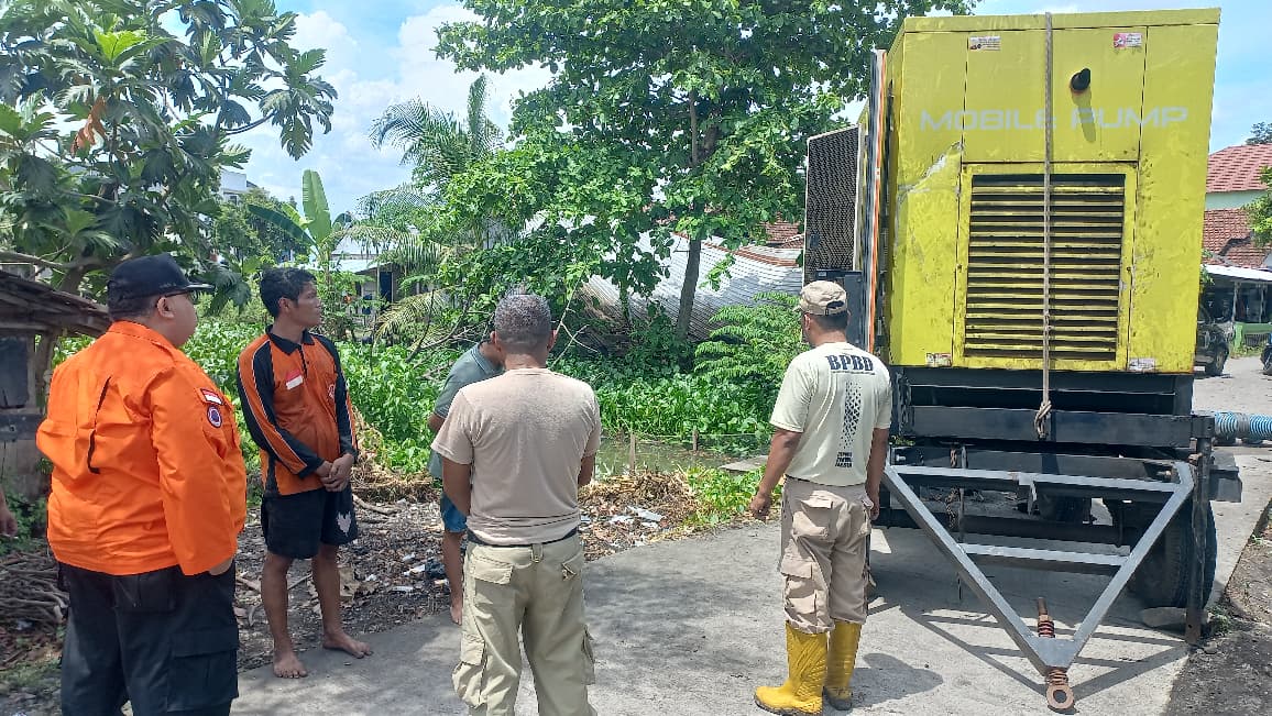 Kepala Pelaksana BPBD Agus Sukiyono saat Pengecekan Mobil Pompa di Desa Wonorejo Rt 01 Rw 01, Kec. Karanganyar. (Foto Ist).