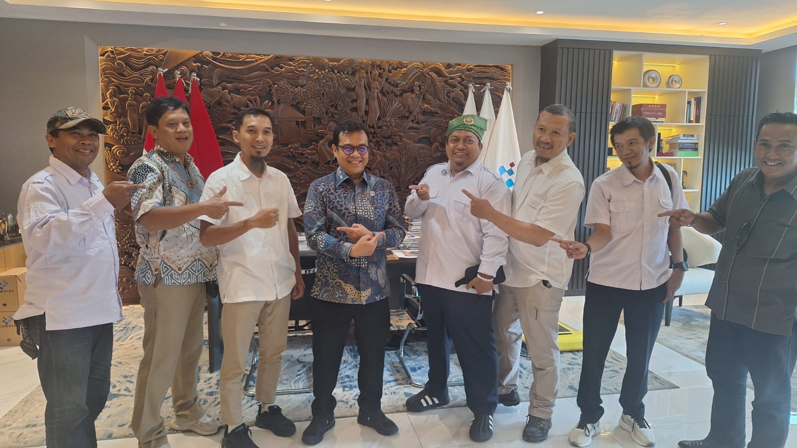 FOTO BERSAMA-Wamenkomdigi Nezar Patria foto bersama Ikatan Alumni Universitas Pembangunan Nasional "Veteran" Jakarta (UPNVJ) usai Audensi di Ruang Rapat Kantor Komdigi, Jakarta, Rabu (12/11/2025). (Foto Ahmad Tri Hawaari/Komdigi).