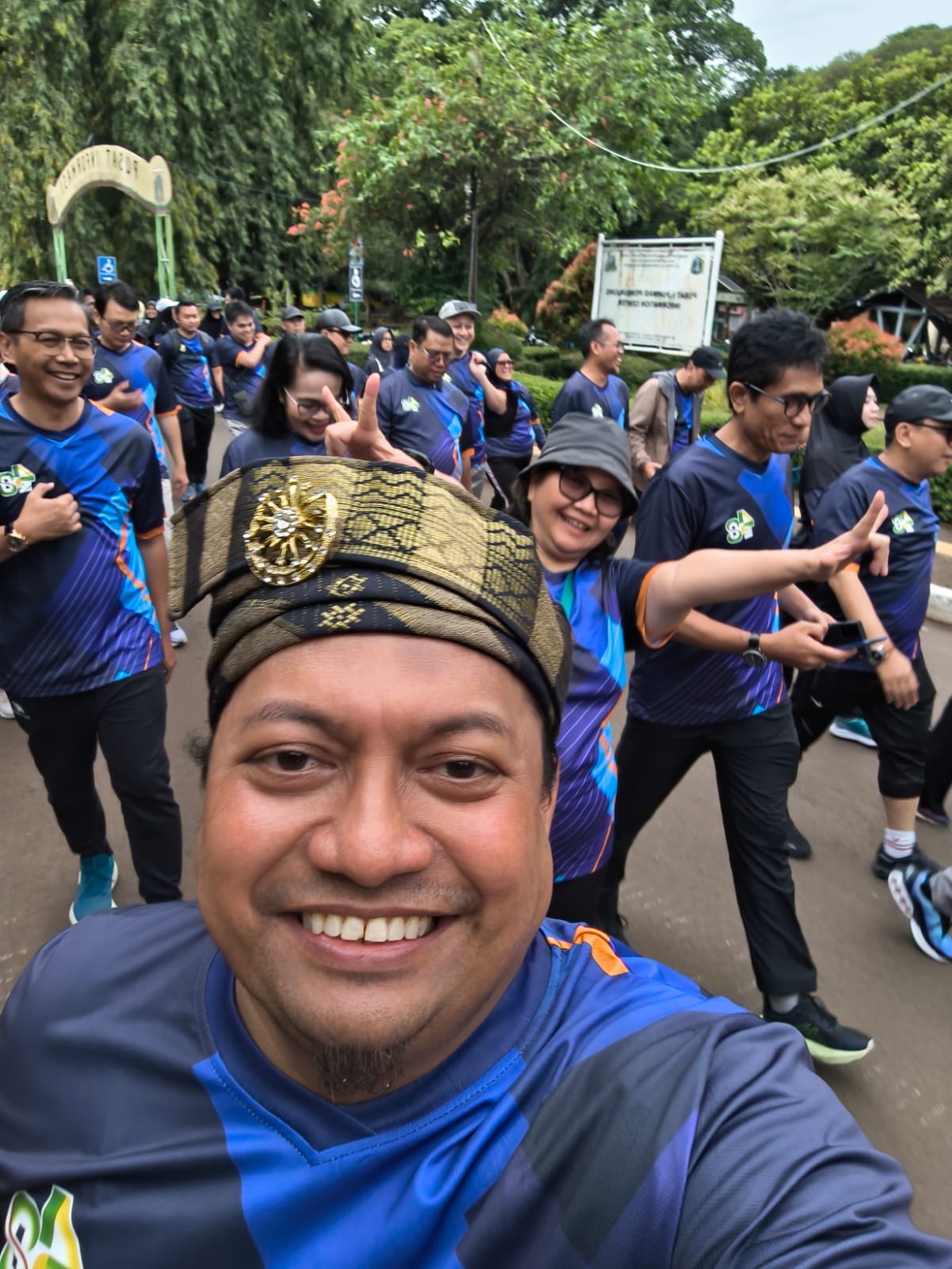 FUB BIKE-Ketua Umum IKA UPNVJ bersama peserta FUN BIKE. (Foto Ist).