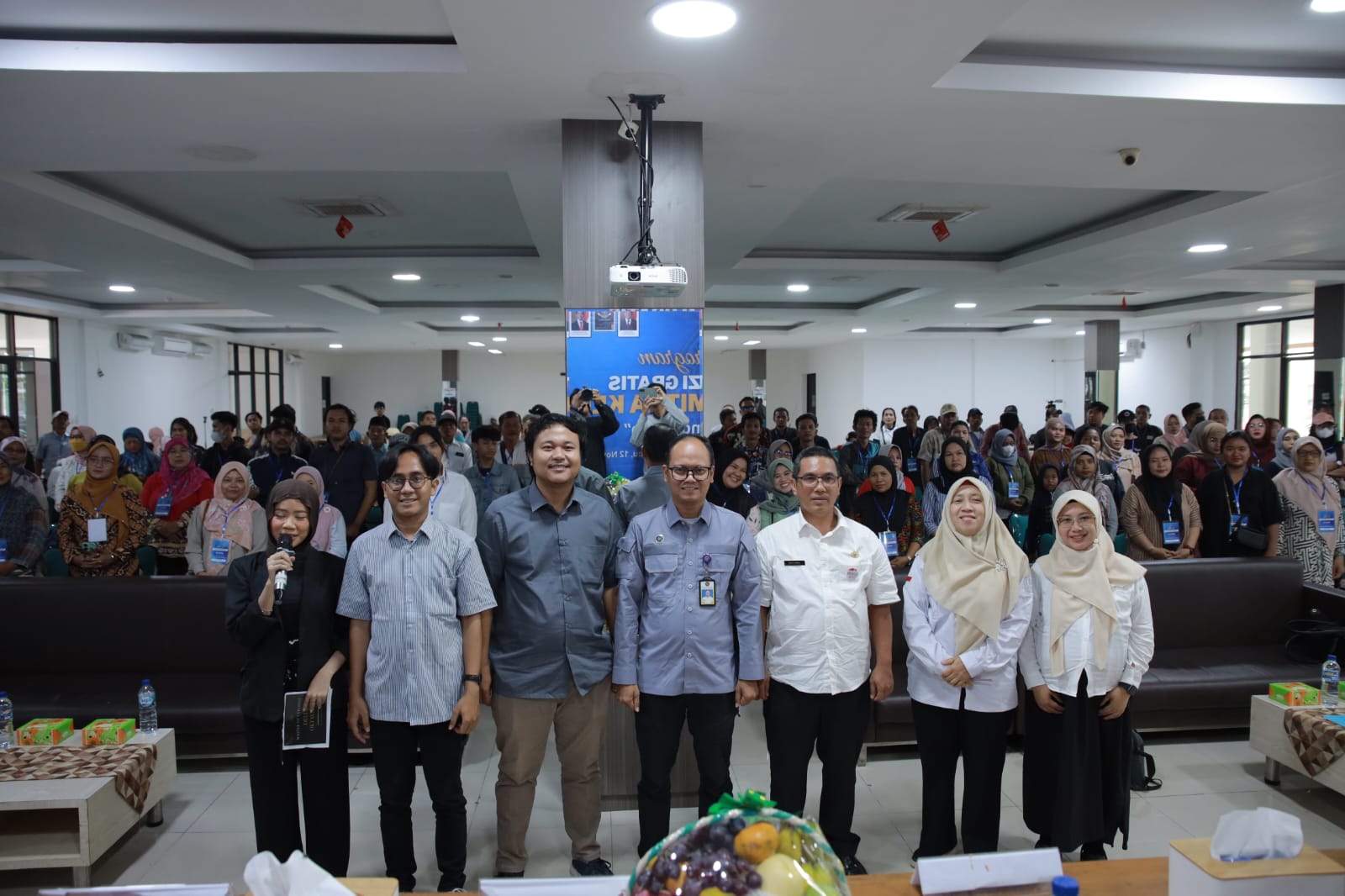 perwakilan Komisi IX DPR RI, Sukur H. Nababan, (secara daring), Analis Kebijakan Muda, BGN Ade Tias Maulana, dan perwakilan Dinas Kesehatan Kota Bekasi Susilo Heni saat sosialisasi program makan bergizi gratis