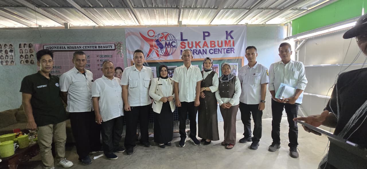 FOTO BERSAMA-Pimpinan Lembaga Pelatihan Kerja Sukabumi Migran Center (LPK SMC) Sukabumi, Teti Sumiati (tengah, pakai kerudung hitam) foto bersama dengan Pejabat Disnakertrans Kabupaten Sukabumi). (Foto Ist).