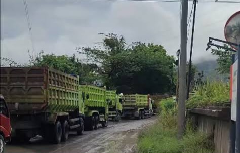 PENGANGGURAN-Nampak puluhan truk turut jadi pengangguran imbas Perda. (Foto Ist).