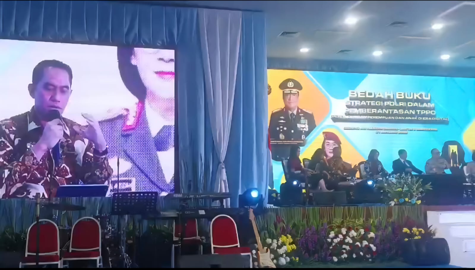 PAPARAN-Sekjen Kementerian P2MI, Komjen Dr. Pol Dwiyono, M.SI saat memberikan paparan dalam acara bedah buku sekaligus peluncuran buku berjudul “Strategi Polri dalam Pemberantasan TPPO: Perlindungan Perempuan dan Anak di Era Digital”. (Foto Ist).