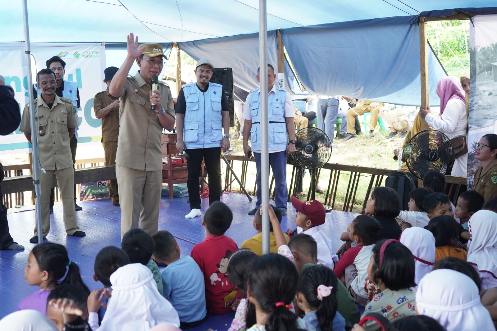 KUNJUNGAN-Bupati Tapanuli Selatan, Gus Irawan Pasaribu bersama founder benihbaik.com, Andy F Noya mengunjungi warga di lokasi pemulihan dan pembangunan hunian tetap dan hunian sementara bagi warga serta pengelolaan Pondok Trauma Healing dilahan PTPN Batang Toru. (Foto Ist).