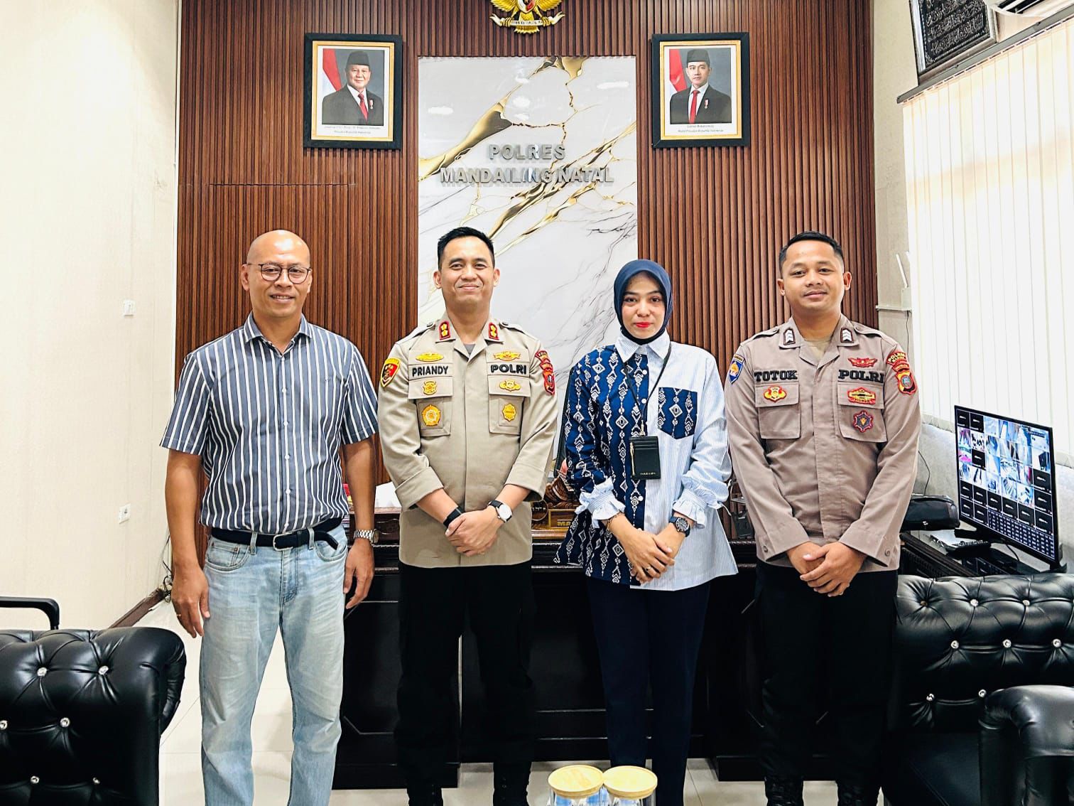 FOTO BERSAMA-Pemimpin Cabang (Pincab) Bank BRI Panyabungan, Benny Susanto (kiri) foto bersama Kapolres Madina, AKBP Bagus Priandy, S.IK, M.Si (dua dari kiri) dan jajarannya. (Foto Ist).