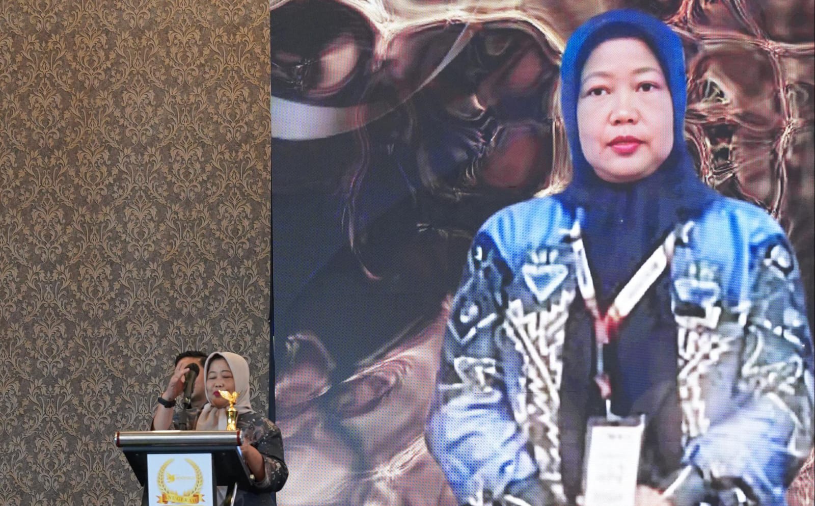 ANUGERAH-Ketua Panitia Anugerah INDOPOSCO, Affan Iskandar (kiri) menyerahkan Anugerah INDOPOSCO kepada Pemred Media Sudut Pandang, Umi Sjarifah (kanan) pada peringatan HUT ke-5 INDOPOSCO bertema “Kepak Membawa Dampak” di Jakarta, Selasa (3/2/2026). (Foto: Istimewa).