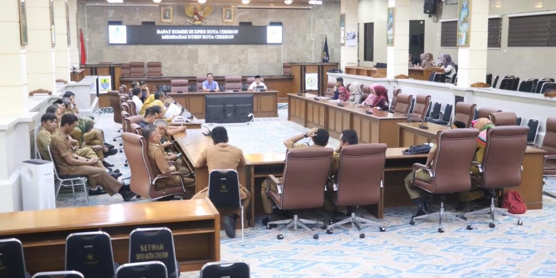 Komisi III DPRD Kota Cirebon menggelar rapat terkait DTSEN bersama Badan Pusat Statitstik (BPS), Dinas Sosial, serta camat dan lurah se-Kota Cirebon.
