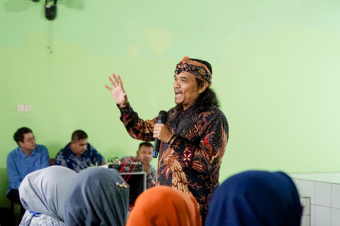 Anggota Komisi IX DPR RI, Nurhadi bersama mitra kerja Badan Gizi Nasional (BGN) menggelar sosialisasi MBG di Gedung Serbaguna Desa Gaprang, Kec. Kanigoro, Kab. Blitar.