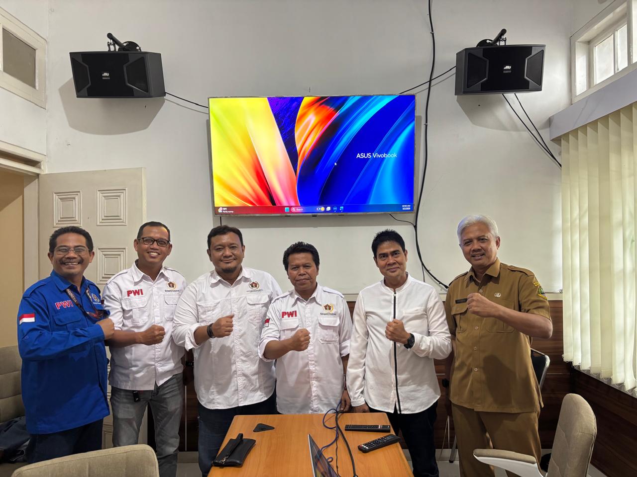 FOTO BERSAMA-Panitia Pelaksana PWI Kabupaten Sukabumi, bekerja sama dengan KCD Wilayah V Sukabumi, foto bersama. (Foto: Dokumentasi).