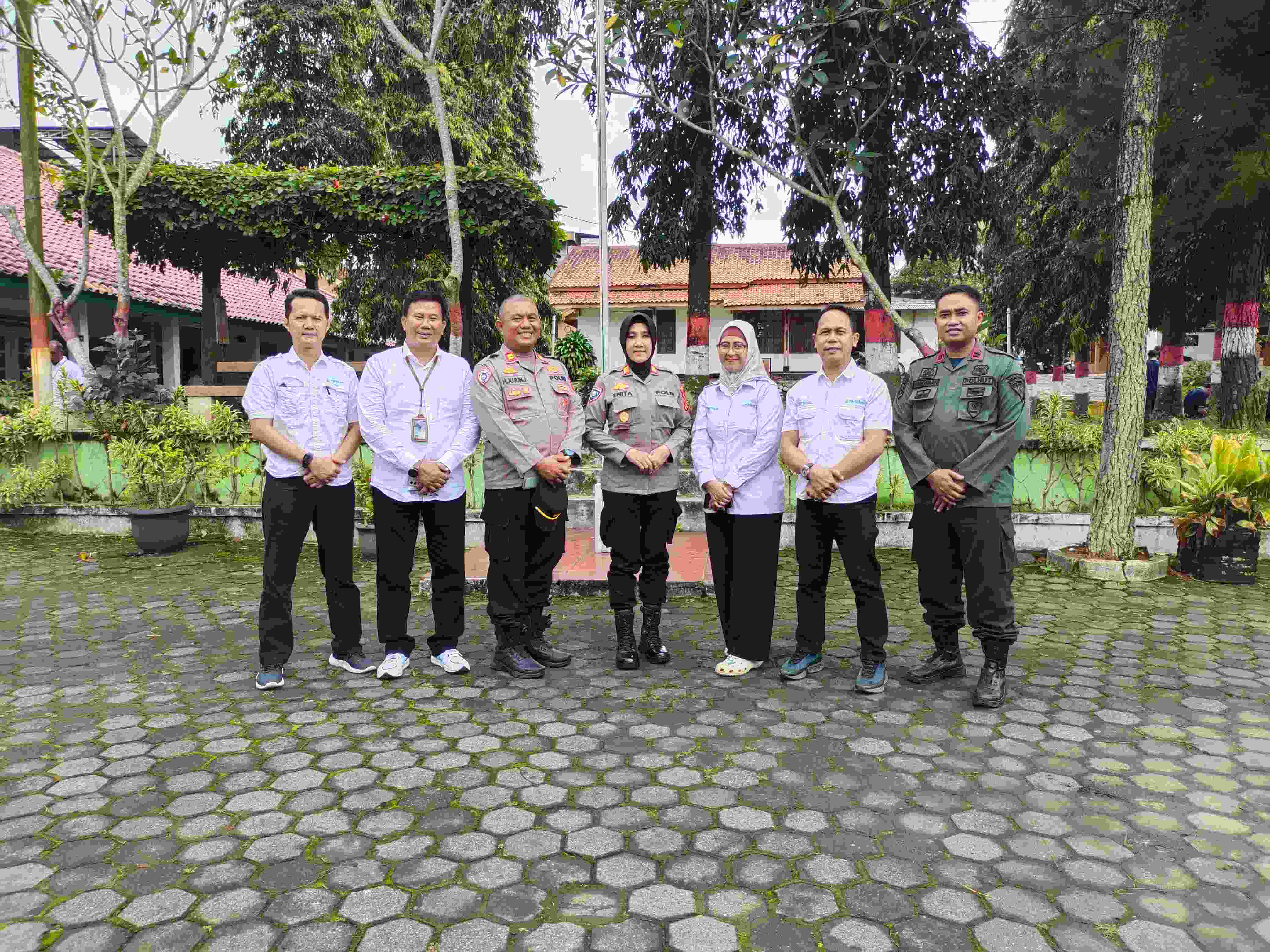 FOTO BERSAMA-Kasat Binmas AKP ERNITA DWICAHYAWATI dengan Admistratur Perum Perhutani, foto bersama usai dialog. (Foto Istimewa).