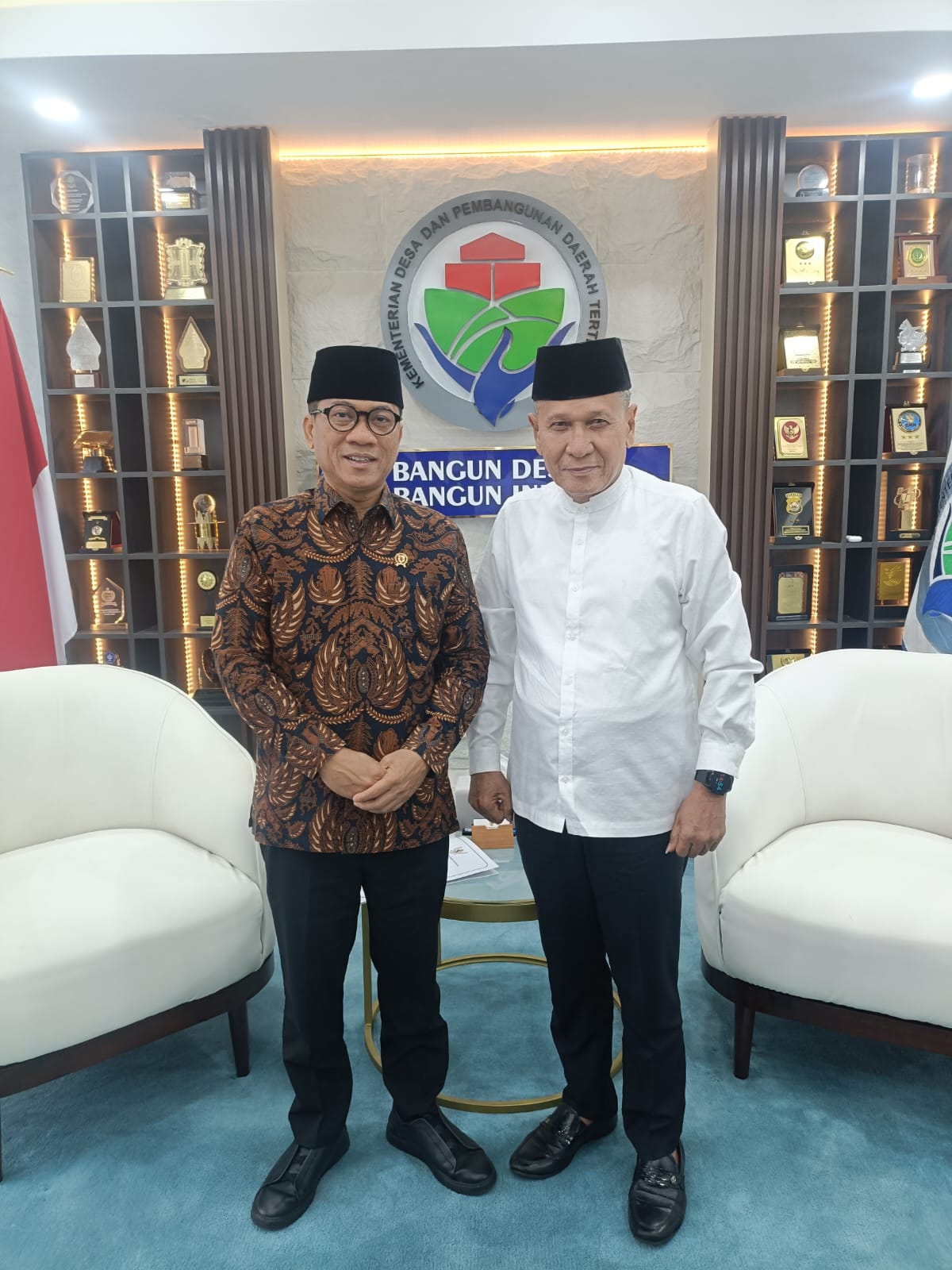 SOLID-Wakil Ketua Umum APKLI, Pence Harahap (kemeja putih) bersama Menteri Desa PDTT, Yandri Susanto (batik). (Foto Ist).
