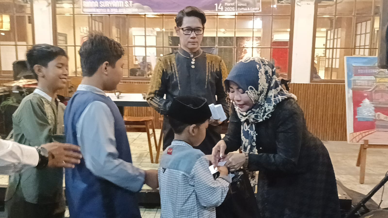Anggota Fraksi PAN DPRD Kota Cirebon, Rinna Suryanti berbagi kebahagiaan bersama anak Yatim