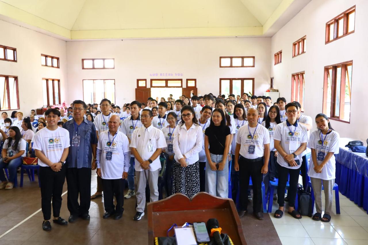 Ketua Komisi IX DPR RI, Felly Estelita Runtuwene sosialisasi program makan bergizi gratis di Minahasa Utara