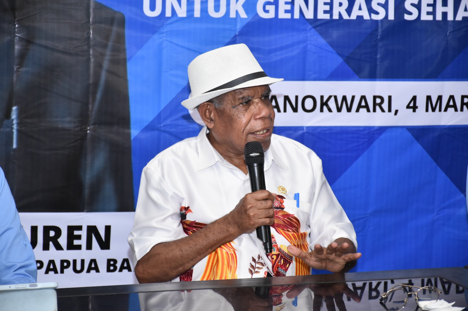 Anggota Komisi IX Dewan Perwakilan Rakyat Republik Indonesia, Obet Rembruren sosialisasi program makan bergizi gratis di Manokwari