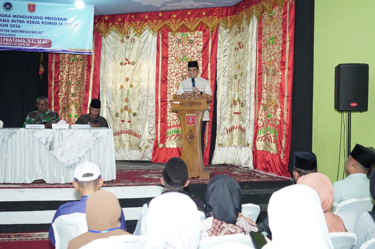 Anggota Komisi IX DPR RI Ade Rizki Pratama sosialisasi program makan bergizi gratis di Kabupaten Agam