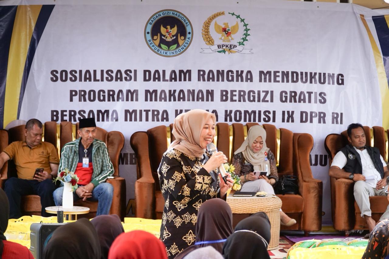 Anggota Komisi IX DPR RI, Maharani sosialisasi program MBG bersama mitra kerja di Desa Pematang Obu, Kecamatan Bathin Solapan.