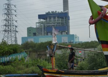Keberadaan PLTU Cirebon memberikan dampak bagi masyarakat sekitar yang berprofesi sebagai nelayan.