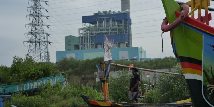 Keberadaan PLTU Cirebon memberikan dampak bagi masyarakat sekitar yang berprofesi sebagai nelayan.