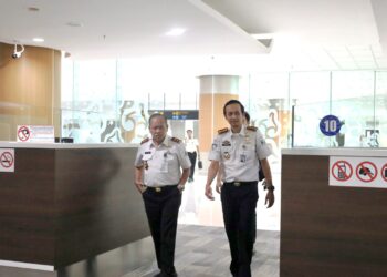 Kepala Kantor Wilayah Direktorat Jenderal Imigrasi Jawa Barat, Jaya Saputra, melakukan monitoring sekaligus penguatan kesiapan pelayanan keimigrasian bagi calon Jemaah Haji tahun 2026 Embarkasi Kertajati di Kantor Imigrasi Kelas I TPI Cirebon