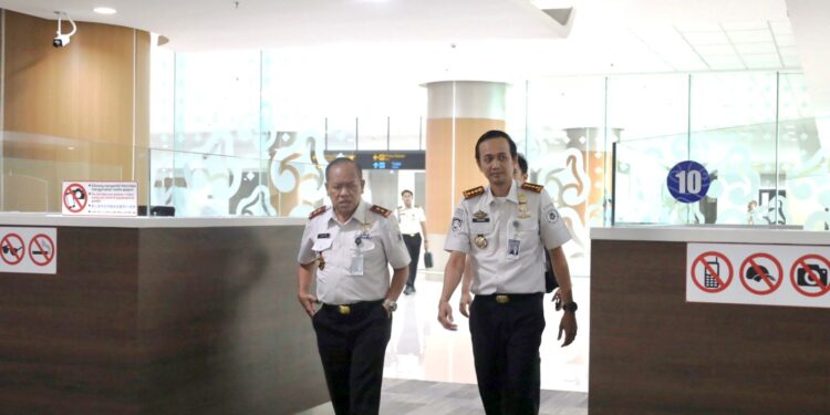 Kepala Kantor Wilayah Direktorat Jenderal Imigrasi Jawa Barat, Jaya Saputra, melakukan monitoring sekaligus penguatan kesiapan pelayanan keimigrasian bagi calon Jemaah Haji tahun 2026 Embarkasi Kertajati di Kantor Imigrasi Kelas I TPI Cirebon