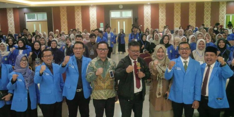 Anggota Komisi IX DPR RI, Edy Wuryanto, saat menggelar sosialisasi MBG di Universitas Muhammadiyah Semarang