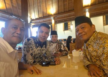 DISKUSI-H. Abdullah Taqwim, Waketum PDBN bersama M. Ridhwan, Ketua Bidang Humas, Wulan Rudy Prasetyo, Ketua BPD HIPMI Jateng & KH. M. Rifiq, Penasehat PDBN, saat Diskusi usai acara. (Foto Ist).