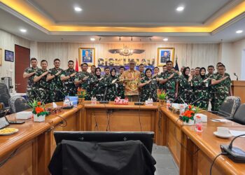 FOTO BERSAMA-Ketum DePA-RI, Dr. Luthfi Yazid berfoto bersama sebagian para Perwira DISKUM AU yang mengikuti perkuliahannya. (Foto Ist).