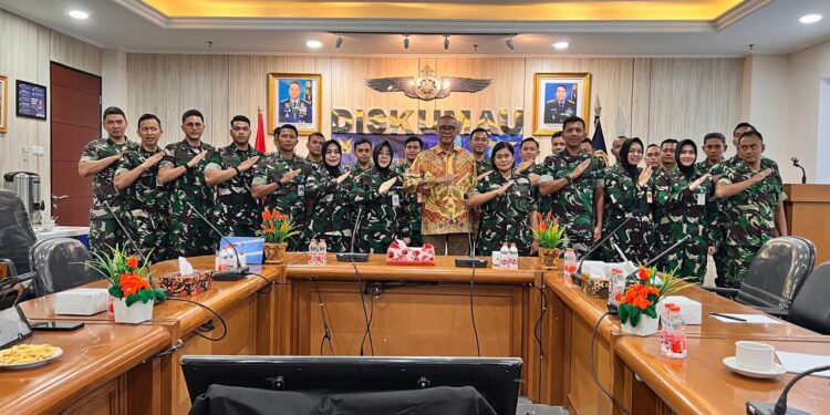 FOTO BERSAMA-Ketum DePA-RI, Dr. Luthfi Yazid berfoto bersama sebagian para Perwira DISKUM AU yang mengikuti perkuliahannya. (Foto Ist).