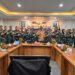 FOTO BERSAMA-Ketum DePA-RI, Dr. Luthfi Yazid berfoto bersama sebagian para Perwira DISKUM AU yang mengikuti perkuliahannya. (Foto Ist).